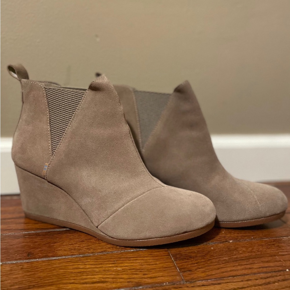 Toms NWOT Kelsey wedge booties